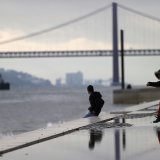 Pont sur la Tage à Lisbonne. La Banque du Portugal (BdP) a revu vendredi en très nette hausse sa prévision de croissance pour cette année, à 2,7% contre 1,8% estimé précédemment. (archives)